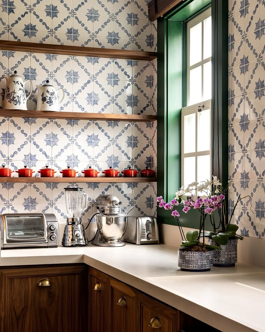 Blue and white patterned kitchen tile backsplash