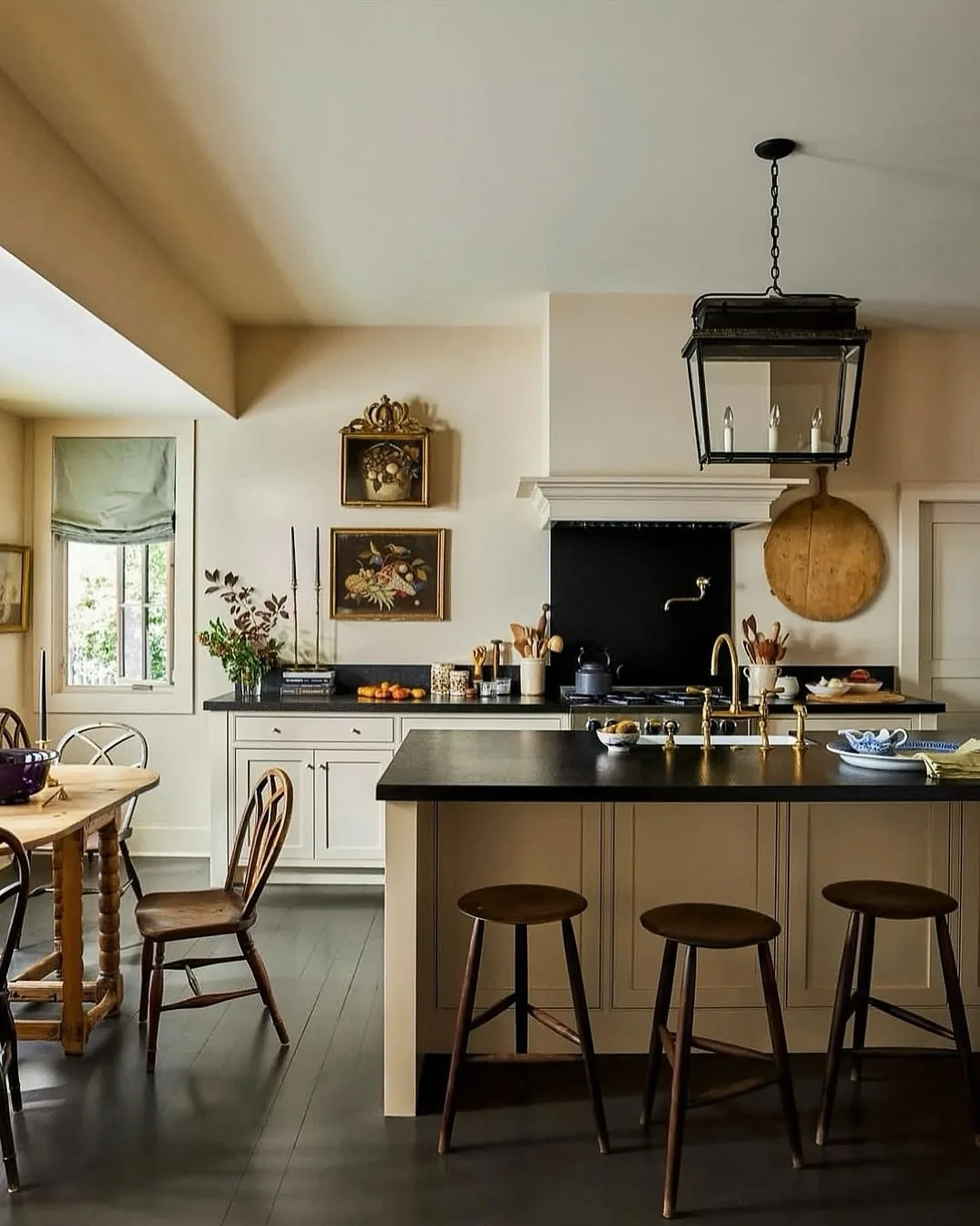 Cozy traditional kitchen island with stools