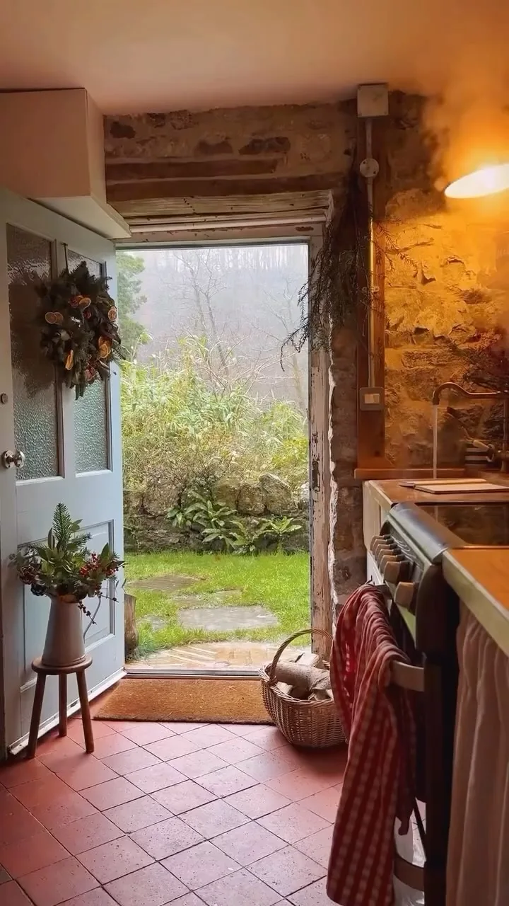 Rustic cottage kitchen decor with vintage pieces